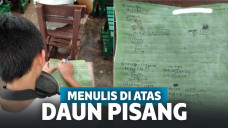 Tak Mampu Beli Buku Tulis, Bocah Ini Catat Materi Pelajaran di Atas Daun Pisang