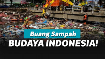 Sungai penuh sampah saat banjir