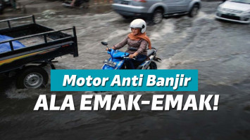 Emak-emak Terobos Banjir