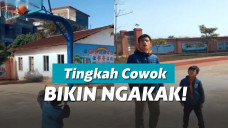 Pria bantu bocah ambil bola basket