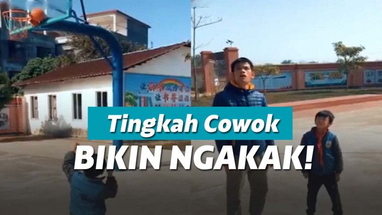 Pria bantu bocah ambil bola basket
