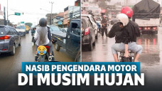 Potret Nasib Pengendara Sepeda Motor Saat Musim Hujan Ini Bikin Kamu Tersenyum Kecut!
