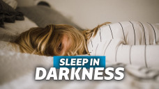 tidur dalam kamar gelap awet muda