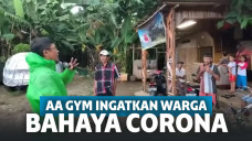 Keliling Kampung Ingatkan Warga Bahaya Corona, Aa Gym Pakai Jas Hujan tapi Tak Pakai Masker