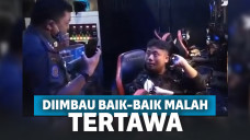 Tertawa saat dibubarkan oleh petugas