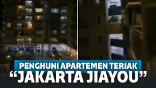 Kompak bernyanyi bersama dari balkon apartemen