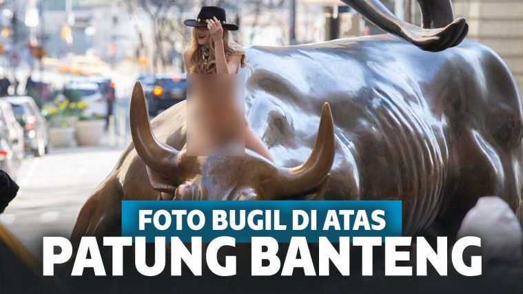 Wanita bugil di atas patung