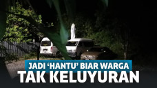 Urabil yang sedang berpura-pura jadi hantu