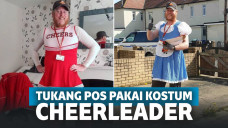 Demi Semangati Warga yang Jalani Karantina, Tukang Pos Antar Barang dengan Mengenakan Kostum Cheerleader