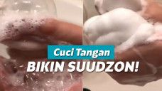 Pria ini bermain sabun