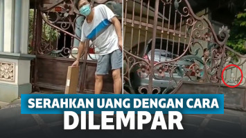 Takut Kontak Langsung, Pelanggan Ini Serahkan Uang ke Kurir dengan Cara Dilempar dari Jauh