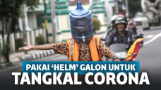 pengatur lalin pakai helm galon air