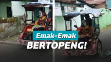 Emak-emak pakai topeng di tengah pandemi corona