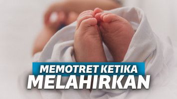 wanita fotografer memotret ketika melahirkan