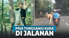 Driver ojol tunggangi kuda
