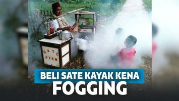 Kayak Kena Fogging, Bocah yang Lagi Beli Sate Ayam Ini Malah Bikin Ngakak