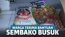 Warga Bandung Barat Terima Bantuan Beras dan Ayam Busuk