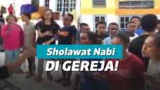 Remaja gereja melantunkan sholawat