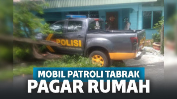 Duh! Gara-gara Ulah Emak-emak Naik Motor, Mobil Patroli Polisi Tabrak Pagar Rumah Warga