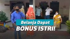 Pria India bawa istri setelah belanja