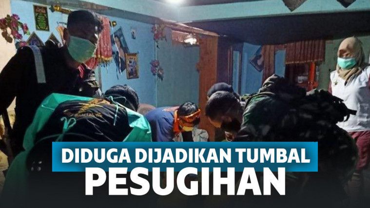 Polisi saat evakuasi jenazah korban