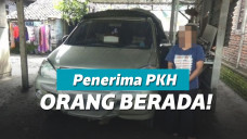 Suma'ani (39) penerima PKH Kabupaten Nganjuk berfoto di samping mobil avanza mobilnya