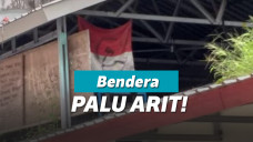 Bendera merah putih dicoret logo Palu Arit