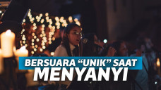 wanita menyanyi di depan kamera