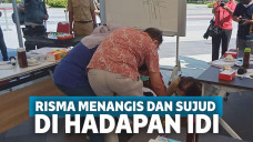 Risma saat bersujud di hadapan IDI