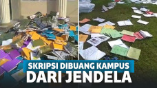 Tumpukan skripsi dilempar dari jendela