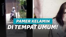 Pria paruh baya memainkan alat vital di depan toko