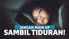 Main HP sambil tiduran