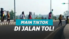 ilustrasi emak-emak joget tiktok di jalan tol