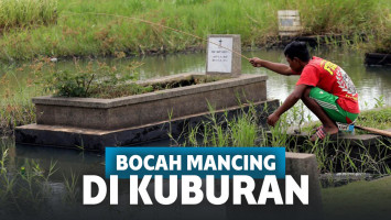Bocah mancing di kuburan