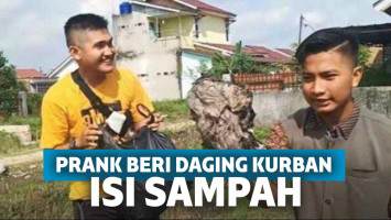 Edo Putra saat prank daging kurban berisi sampah