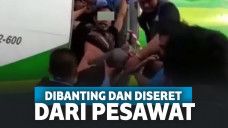 Orang dengan gangguan jiwa diseret dari dalam pesawat
