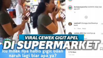 Perempuan Gigit Apel di Supermarket