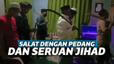 Video salat berjamaah pegang pedang