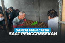 Dua bapak ini tetap main catur dikala penggrebekan markas FPI oleh Aparat Gabungan