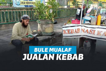 bule mualaf jual kebab