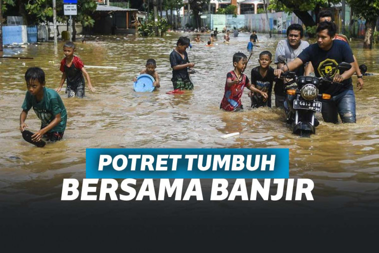 Potret viral tiga orang pemuda di tengah banjir yang terjadi pada tahun 2014 dan 2021
