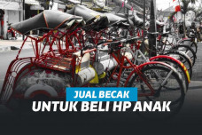 Bapak ini jual becaknya di pinggir jalan