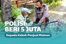 Polisi Beri Rp 5 Juta Kepada Kakek Penjual Mainan Lantaran Iba saat PPKM Darurat!