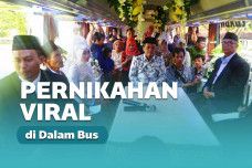 Pasangan ini melangsungkan acara pernikahan di dalam bus yang hendak berjalan.