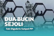 Sepasang dua sejoli di mabuk asmara terekam oleh kamera sedang bermesraan di sebuah tempat wisata.