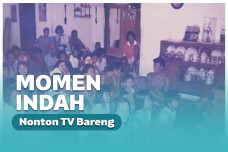 Potret lawas menonton televisi bareng