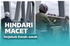 Pengendara motor terjebak emak-emak