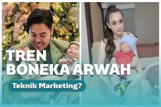 Artis adopsi boneka bayi