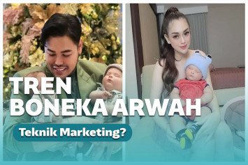 Artis adopsi boneka bayi
