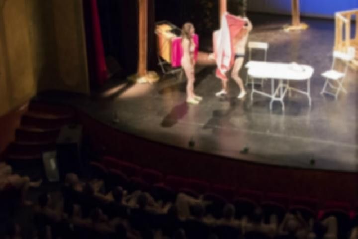 Pertunjukan teater kaum nudis di Prancis